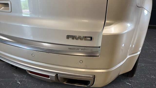 Used 2014 White Diamond Clearcoat GMC Denali image 37