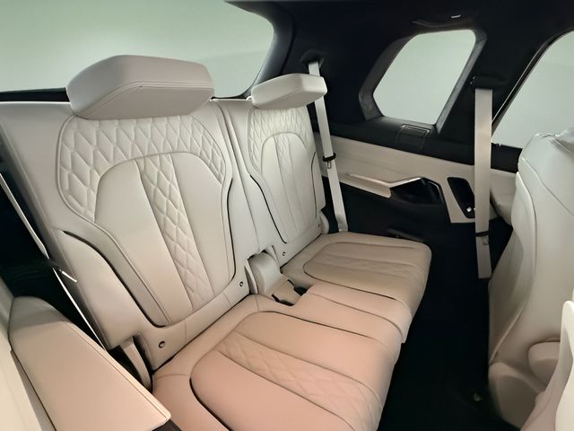 2026 BMW X7 40i - Photo 27