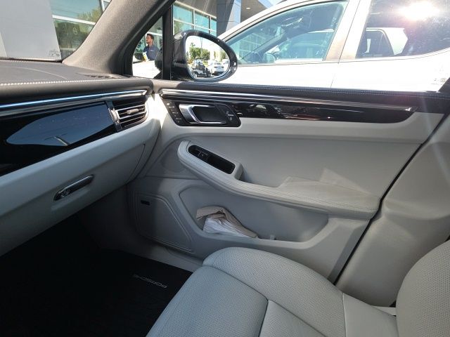 Used 2025  Porsche Base image 15