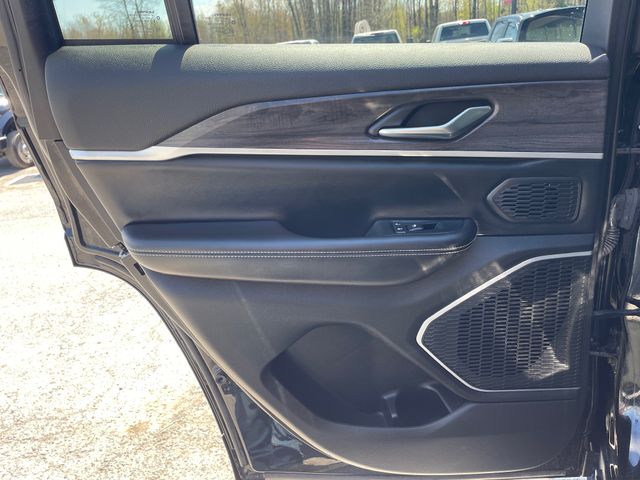 2023 Jeep Grand Cherokee Laredo - Diamond Black Crystal Pearlcoat exterior view 11