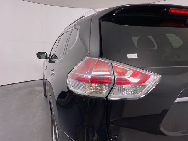 2015 Nissan Rogue SV 26