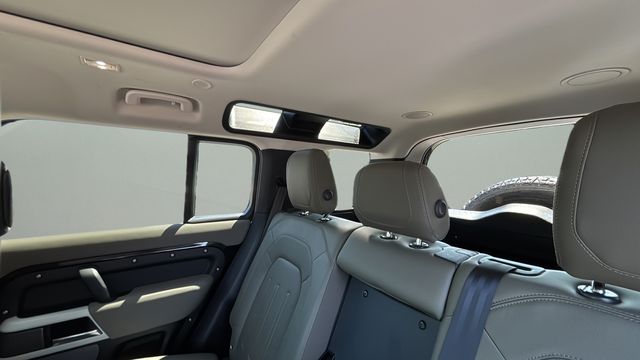 Used 2022  Land Rover SE image 37