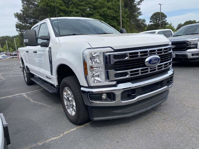 Oxford White 2025 Ford F-250 Super Duty XLT Crew Cab 4WD Pickup Truck Four-Wheel Drive Automatic