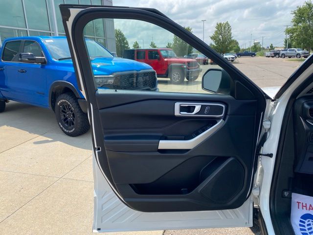 2021 Ford Explorer XLT - White Metallic exterior view 9