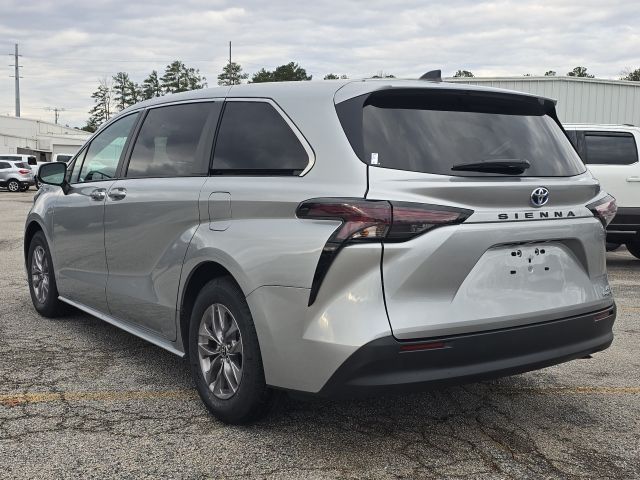 2024 Toyota Sienna LE:B02043