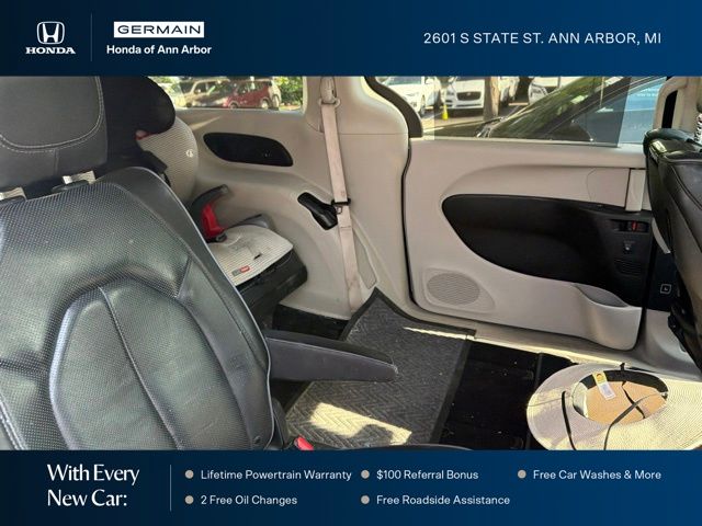 Used 2019 Brilliant Black Crystal Pearlcoat Chrysler Limited image 9