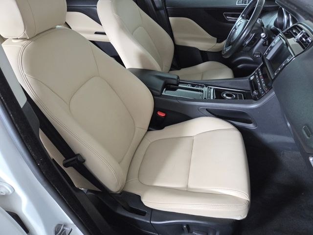2018 Jaguar F-PACE Premium photo 23
