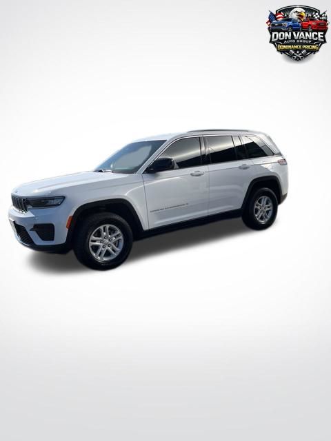 Bright White Clearcoat 2025 Jeep Grand Cherokee Laredo 4WD SUV / Crossover Four-Wheel Drive 8-Speed Automatic