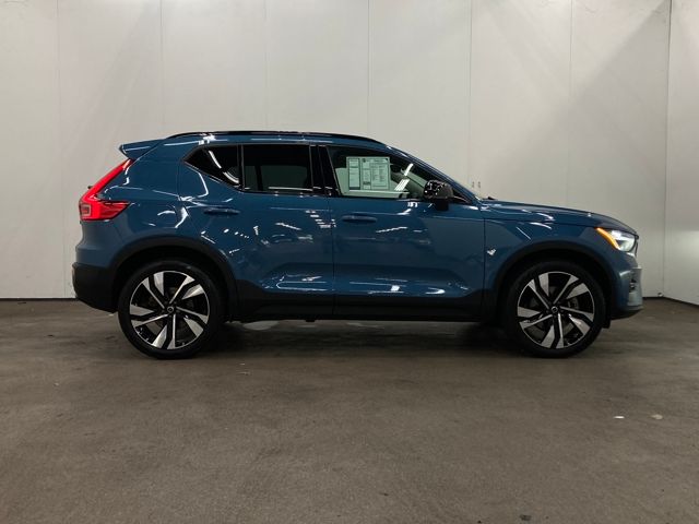 2023 Volvo XC40 B5 Plus Dark Theme