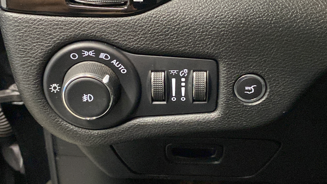 Used 2023 Diamond Black Crystal Pearlcoat Jeep Altitude image 31
