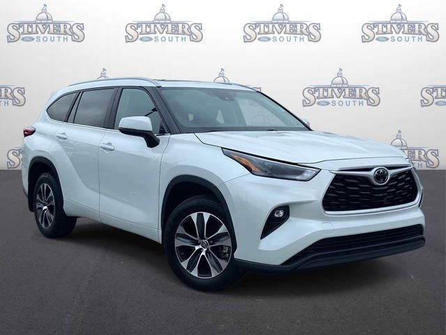 White (Wind Chill Pearl) 2023 Toyota Highlander SUV / Crossover All-Wheel Drive 8-Speed Automatic