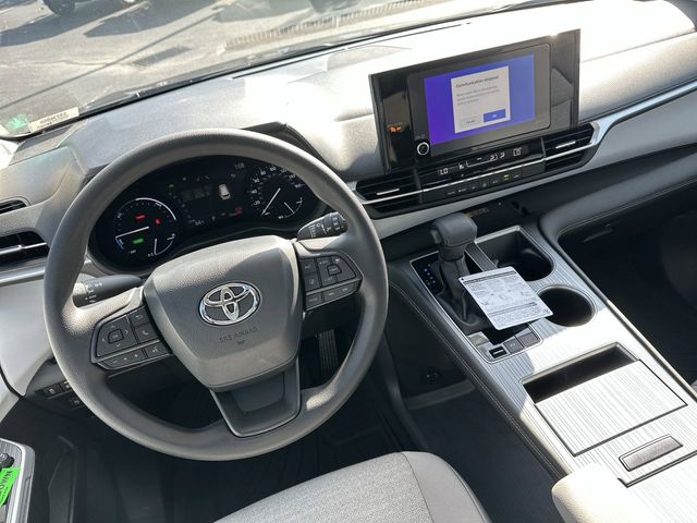 2025 Toyota Sienna LE 13