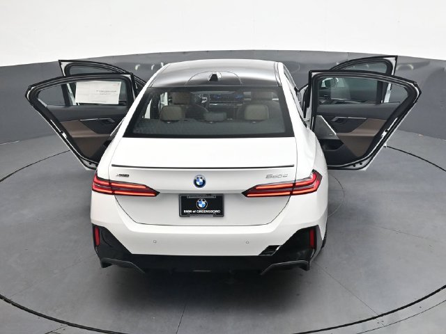 New 2027 White BMW 550e xDrive image 41