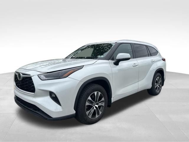 used 2022 Toyota Highlander car, priced at $31,999