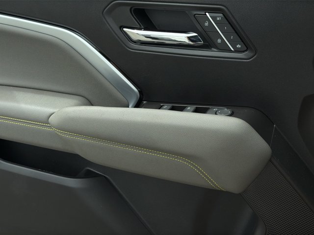 Used 2025 White Chevrolet ZR2 image 31