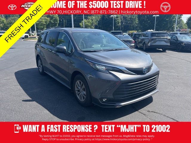 2025 Toyota Sienna XLE 7-Passenger Hybrid AWD's photo