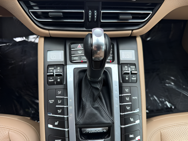 2021 Porsche Macan Base - Photo 21