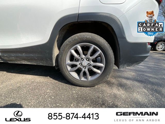 Used 2024 White GMC SLT image 23