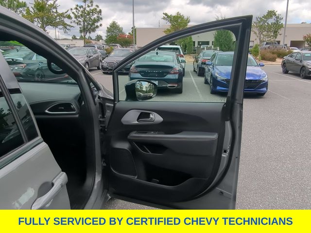 Used 2025 Chrysler Pacifica Van