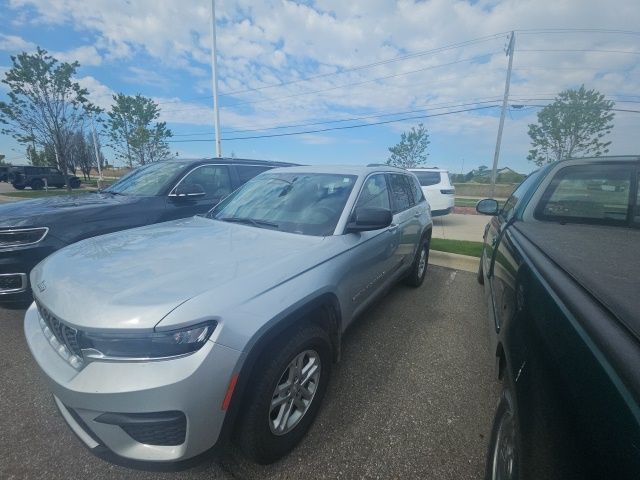 2023 Jeep Grand Cherokee Laredo - Silver Zynith exterior view 3