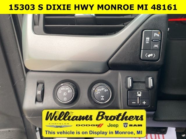 2017 Chevrolet Suburban LT - Iridescent Pearl Tricoat exterior view 14