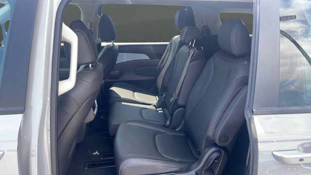 New 2027 Silver Kia LXS image 25