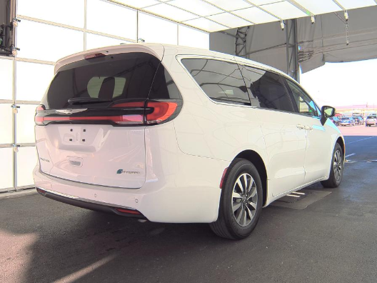 2023 Chrysler Pacifica Hybrid Touring L 4