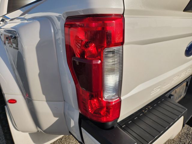 2018 Ford F-350SD Lariat White at Autostrade