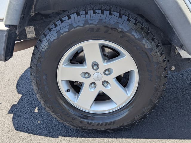 Used 2013 Bright White Clearcoat Jeep Unlimited Sport image 8
