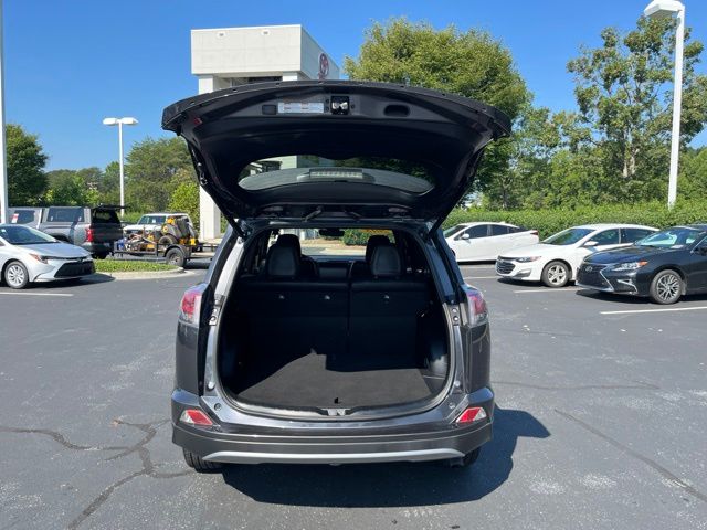 2018 Toyota RAV4 SE - Photo 9