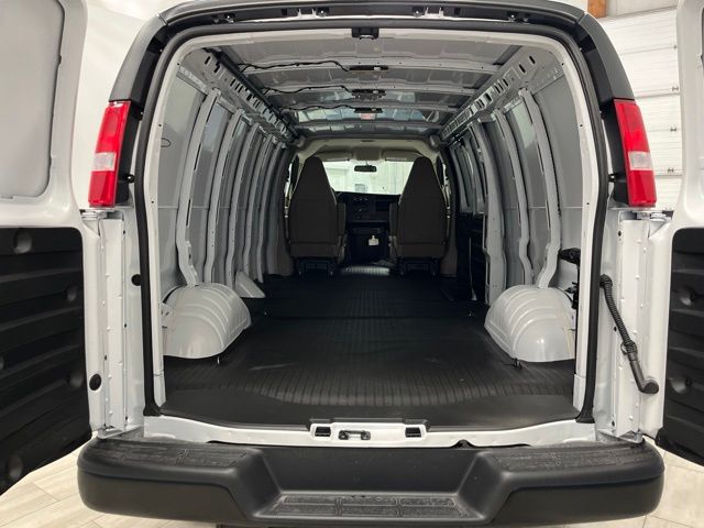 New 2026 Summit White Chevrolet Work Van image 25