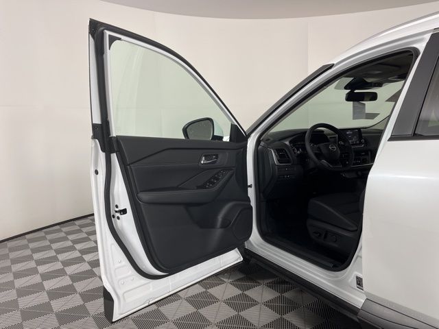 2025 Everest White Pearl Nissan Rogue SV FWD SUV