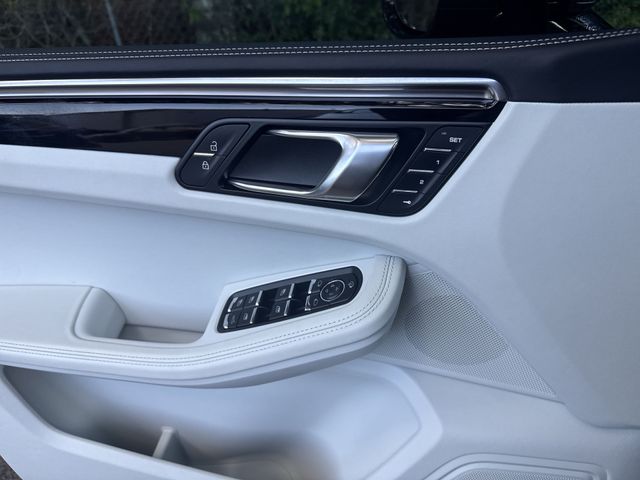 Used 2025  Porsche Base image 29