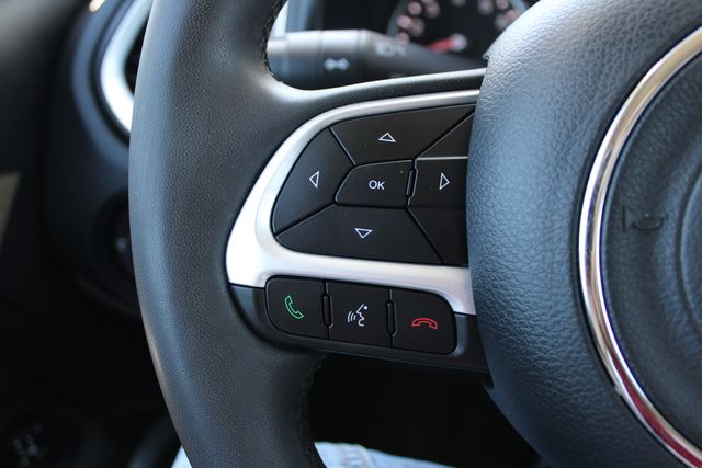 Used 2021 White Jeep Latitude image 5