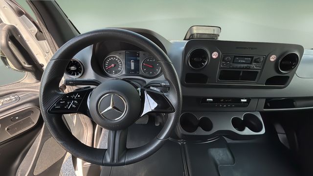 Used 2025  Mercedes-Benz Cargo 144 WB image 11