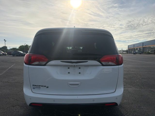 Used 2019 White Chrysler Touring L image 3