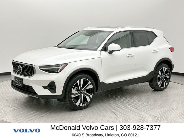 Crystal White 2023 Volvo XC40 B5 Ultimate Bright Theme AWD SUV / Crossover All-Wheel Drive Automatic