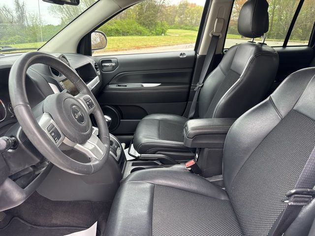 Used 2017 Silver Jeep Latitude image 15