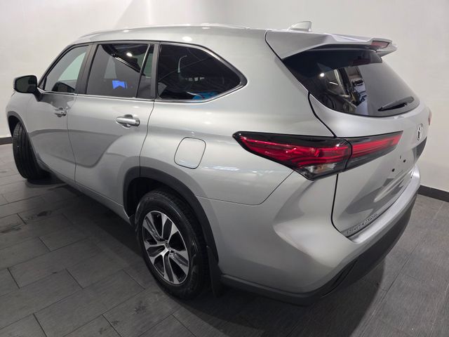 Used 2023 Silver Toyota XLE image 3