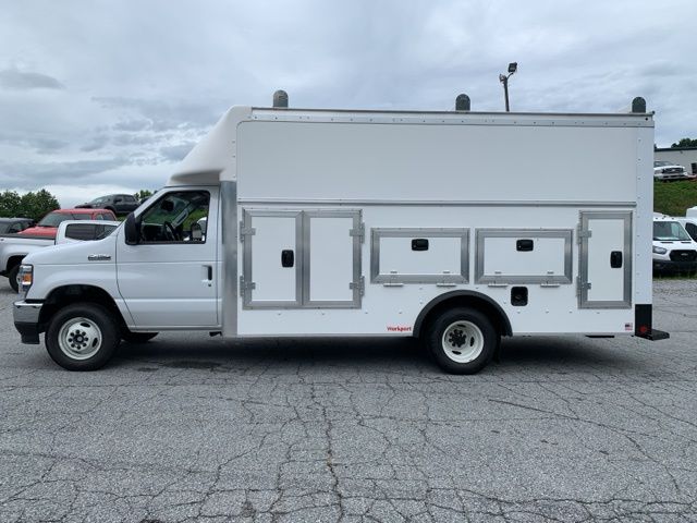 2025 Ford E-450SD Base 2