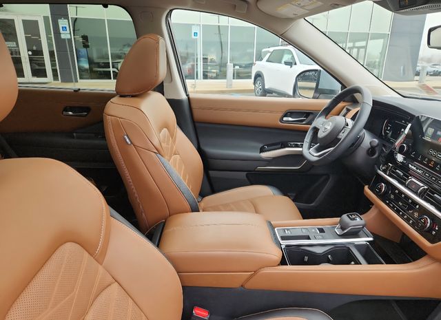 View vehicle photo 4