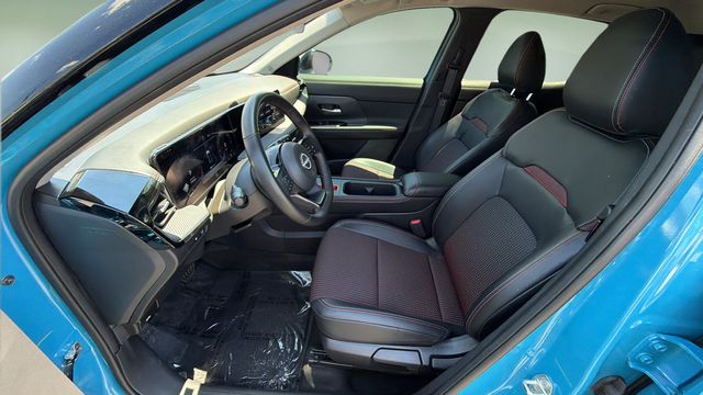 Used 2025 White Nissan SR image 18
