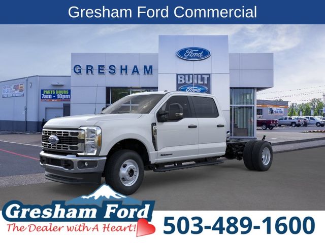 Oxford White 2026 Ford F-350 Super Duty Chassis Pickup Truck Four-Wheel Drive Automatic