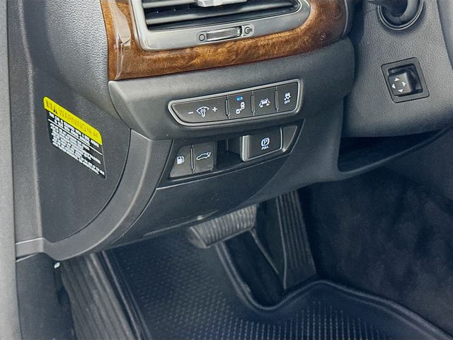 Thumbnail: 2017 Genesis G90 - 10