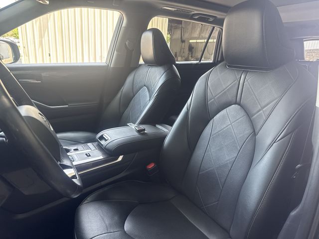Used 2022  Toyota Platinum image 17