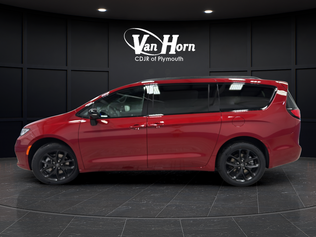 New 2026 Red Hot Pearlcoat Chrysler Select image 6