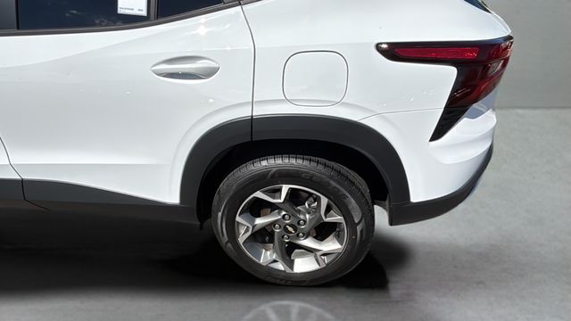 Used 2025 White Chevrolet LT image 38