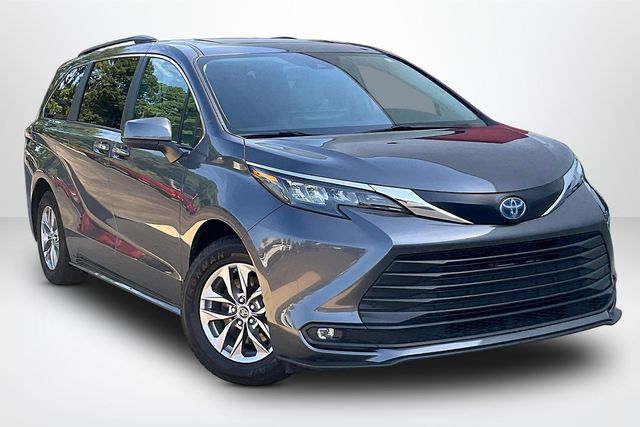  2025 Toyota Sienna XLE 7-Passenger FWD   