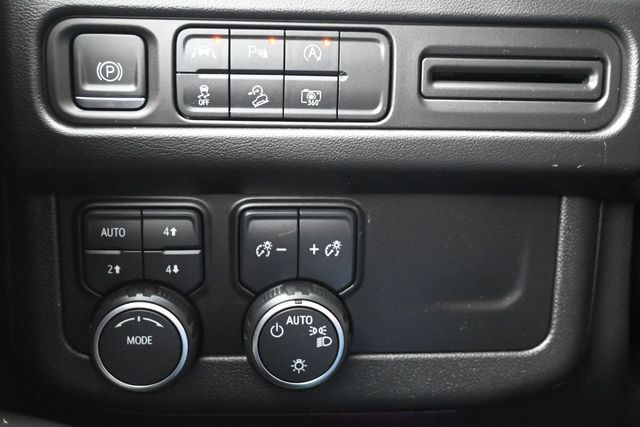 Used 2023 Gray Chevrolet Z71 image 27