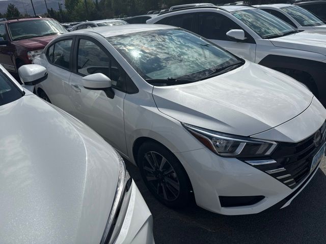 Aspen White Tricoat 2024 Nissan Versa Sedan Front-Wheel Drive Continuously Variable Transmission